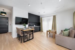 Stylowy Apartament Blisko Morza z Parkingiem by Noclegi Renters