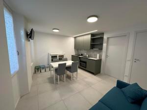 White Suite Lakeside