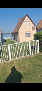 Vízparti horgász és nyaraló ház