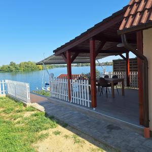 Vízparti horgász és nyaraló ház