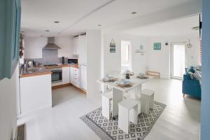 Host & Stay - Aurora Shore