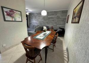 Apto aconchegante um quarteirão da praia