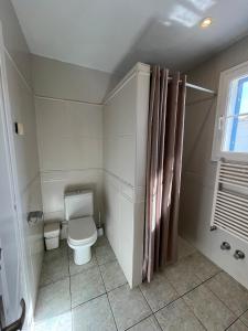 4-bedroom villa with private pool, AC, close to beach, linen included