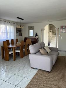 4-bedroom villa with private pool, AC, close to beach, linen included