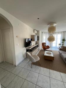 4-bedroom villa with private pool, AC, close to beach, linen included