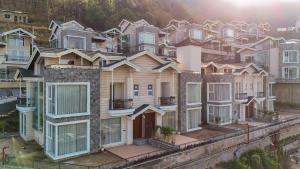 ELIVAAS privé Royce Cottage Hilltop 4 BHK Retreat With Indoor Bar, Terrace & Scenic Views