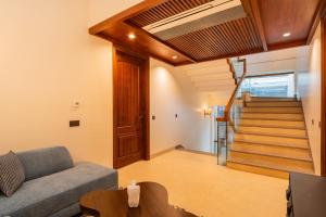 ELIVAAS privé Royce Cottage Hilltop 4 BHK Retreat With Indoor Bar, Terrace & Scenic Views