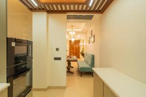 ELIVAAS privé Royce Cottage Hilltop 4 BHK Retreat With Indoor Bar, Terrace & Scenic Views