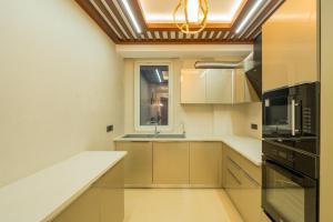ELIVAAS privé Royce Cottage Hilltop 4 BHK Retreat With Indoor Bar, Terrace & Scenic Views