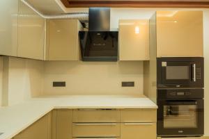 ELIVAAS privé Royce Cottage Hilltop 4 BHK Retreat With Indoor Bar, Terrace & Scenic Views