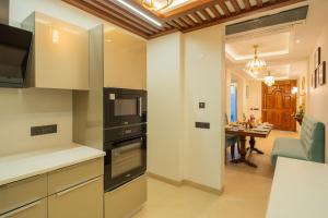 ELIVAAS privé Royce Cottage Hilltop 4 BHK Retreat With Indoor Bar, Terrace & Scenic Views
