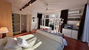 Casa con jardín a 45 metros de la playa. ES.