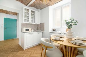 Bright & Modern Apartment in the City Center by Noclegi Renters