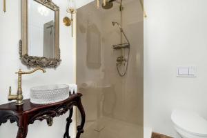 Bright & Modern Apartment in the City Center by Noclegi Renters