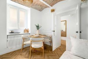 Bright & Modern Apartment in the City Center by Noclegi Renters