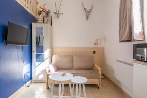 Large practical studio with parking in front of the entrance