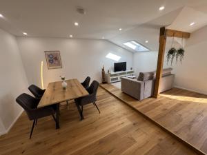 Modernes Apartment mit Balkon zwischen Chiemsee und Kampenwand