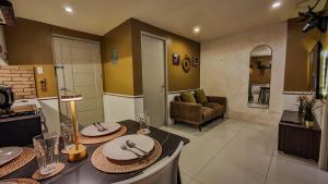 Hunters Stylish 2BR Suite with Full Kitchen near SM North EDSA