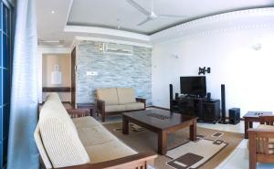 Nyali Beach 2BR Seaview Apartment - Pool & Beach Access - Sleeps 4