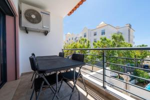 Modern & Central, Gated Apartment with Pool