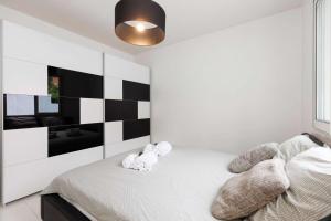 Villa Californienne d’Exception avec Piscine Rouge à Antibes