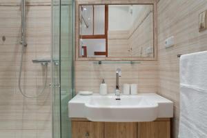 Charming 2BR Garden Views in Historic Vinohrady