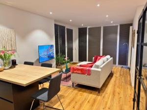 Top Apartment in Kranenburg - central & quiet - terrace and large windows - incl parking, fast WiFi, Box-Spring bed, washer & dryer, Netflix