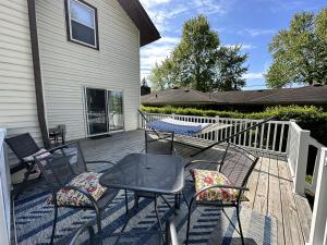 King Bed, Stocked Kitchen, Easy Driveway Parking, 2mi to Downtown & Coliseum