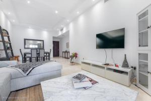 Free housekeeping visits during your stay - StayShort - Stylish 2BR Dubai Marina Stay Balcony Views