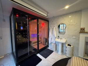 Le Cadre Noir Lux Spa, Sauna, Jacuzzi