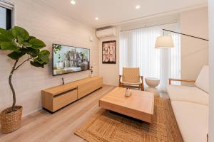 7-minute walk from Otsuka station, good access-1 stop to Ikebukuro, direct to Shinjuku, Shibuya, Ueno on the Yamanote line-Private house that feels like a villa