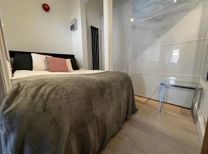 Nice studio Shepherds Bush London near everything