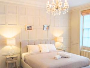 West Pallant Georgian Townhouse in City Centre with Courtyards, BBQ & Log Burners - Dogs Welcome! Chichester Holiday Properties