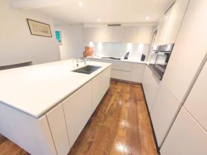 West Pallant Georgian Townhouse in City Centre with Courtyards, BBQ & Log Burners - Dogs Welcome! Chichester Holiday Properties