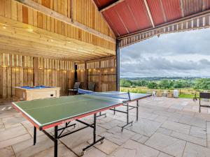 4 Bed in Longsdon 95163