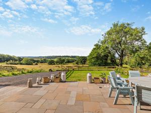 4 Bed in Longsdon 95163