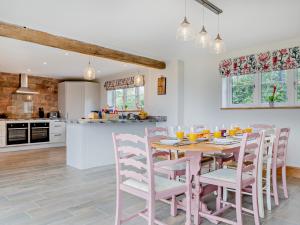 4 Bed in Longsdon 95163