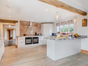 4 Bed in Longsdon 95163