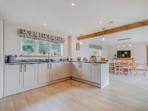 4 Bed in Longsdon 95163