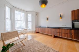 Stylish & Light Victorian 2BD Flat - Holland Park