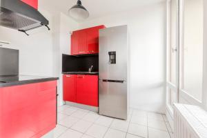 Bright studio near Metro Line 3 and shops