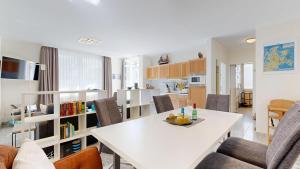 strandnahe FeWo mit Schwimmbad im Haus, a cappella 03, Binz