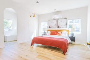 Bright Modern Home Near Downtown