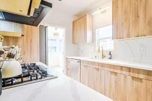 Bright Modern Home Near Downtown