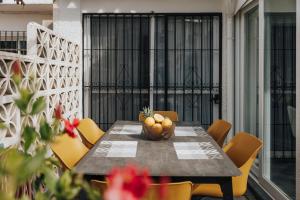 El Limonero - Stylish Townhouse with Pool, Walk to Beach