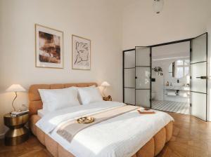 TurnKey I Grand 5-Bedroom Apartment with Balcony near Wenceslas Square