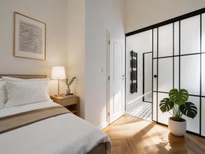 TurnKey I Grand 5-Bedroom Apartment with Balcony near Wenceslas Square