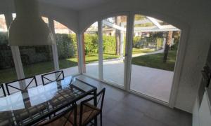 Modern villa a few steps from the beach