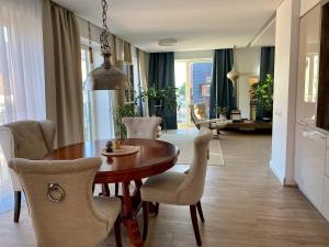 Stylish Riverside Apartment in Old Town