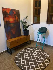 Casa Ampla com estilo colonial, quintal área de churrasqueira e espaço para até três carros